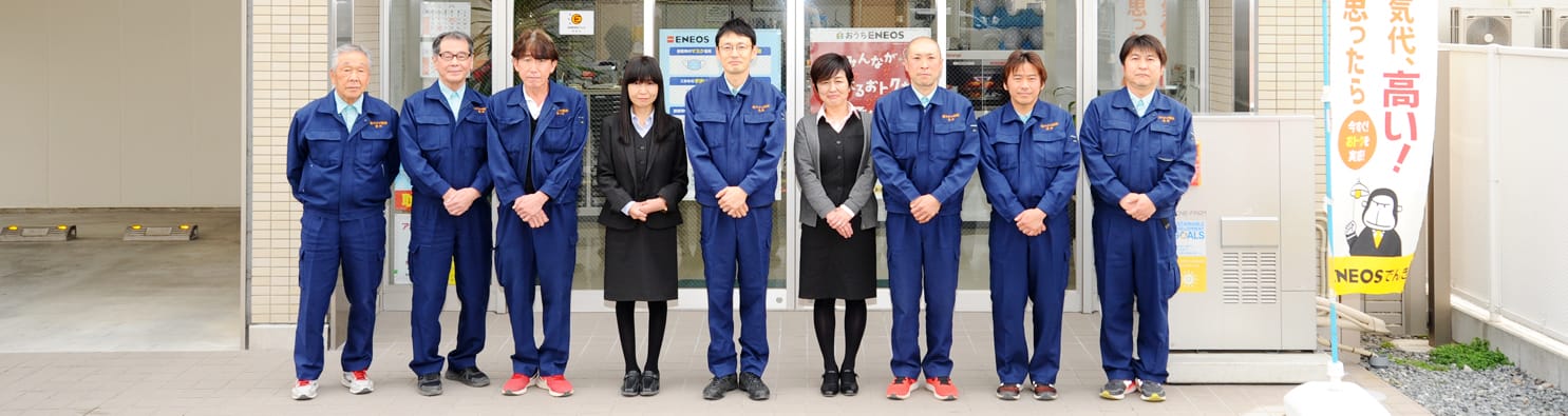 社員がガッツポーズをする写真